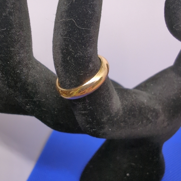 NWT  3.15mm Wide Gold Tone Band Fashion Finger Ring Size 4 Wedding - Picture 2 of 7